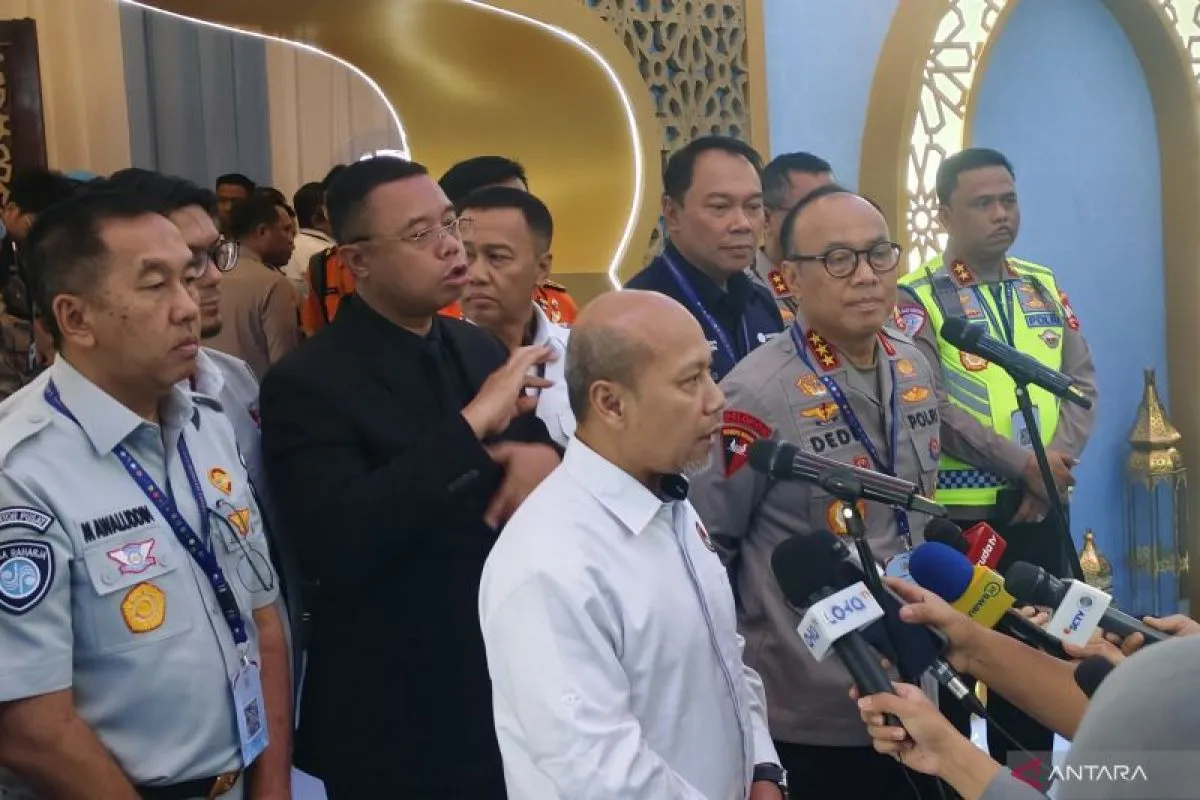 Wakapolri Komjen Pol. Dedi Prasetyo (kedua kanan) bersama jajaran Polri dan kementerian/lembaga memberikan keterangan pers di Gedung STIK-PTIK Polri, Jakarta, Senin (2/3/2026). (ANTARA/Nadia Putri Rahmani)