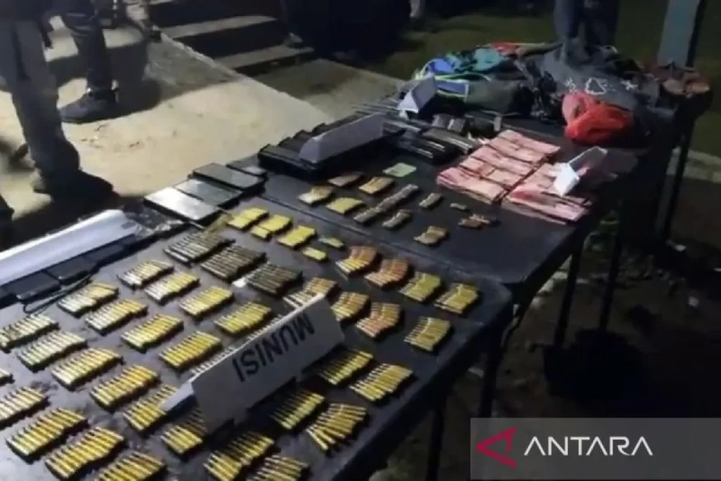 Ratusan amunisi dan uang Rp 79 juta diamankan dari markas Kelompok Kriminal Bersenjata (KKB) Aibon Kogoya di Nabire, Minggu (1/3/2026). ANTARA/HO-Satgas Damai Cartenz/am
