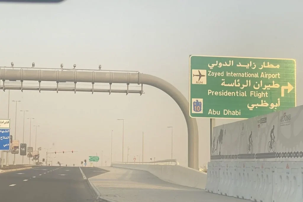 Suasana menuju Bandara Internasional Zayed pada Senin (2/3) pagi tampak sepi. Saat mendekati pintu gerbang bandara, kawasan tersebut dijaga ketat oleh otoritas setempat dan warga sipil dilarang memasuki area itu. /ANTARA/Hanni Sofia.