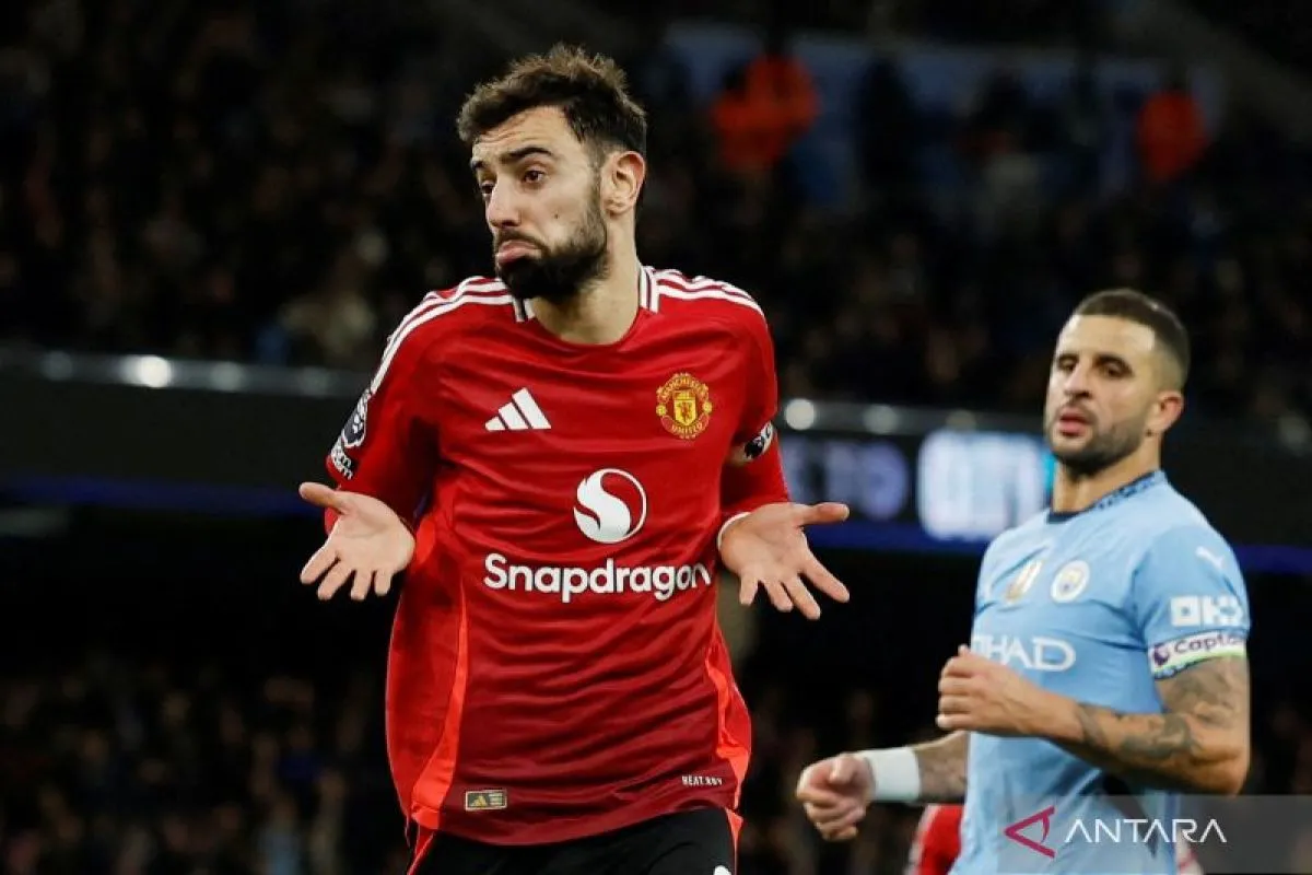 Arsip - Pesepak bola Manchester United Bruno Fernandes (kiri) merayakan gol penalti ke gawang Manchester City dalam laga lanjutan Liga Inggris di Etihad Stadium, Manchester, Inggris, Minggu (15/12/2024). ANTARA FOTO/Action Images via Reuters/Jason Cairnduff/foc