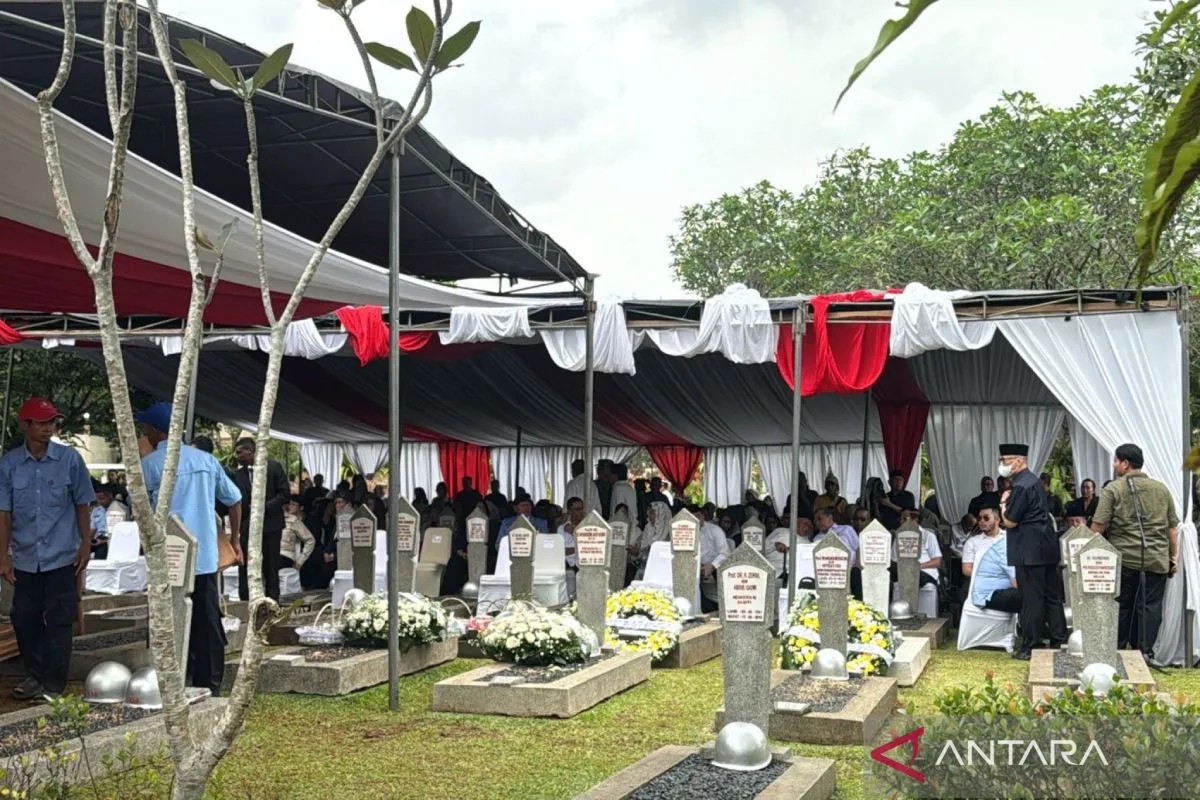 Suasana lokasi pemakaman Wakil Presiden Ke-6 Republik Indonesia Try Sutrisno di Taman Makam Pahlawan Kalibata, Jakarta Selatan, Senin (2/3/2026). (ANTARA FOTO/Galih Pradipta)