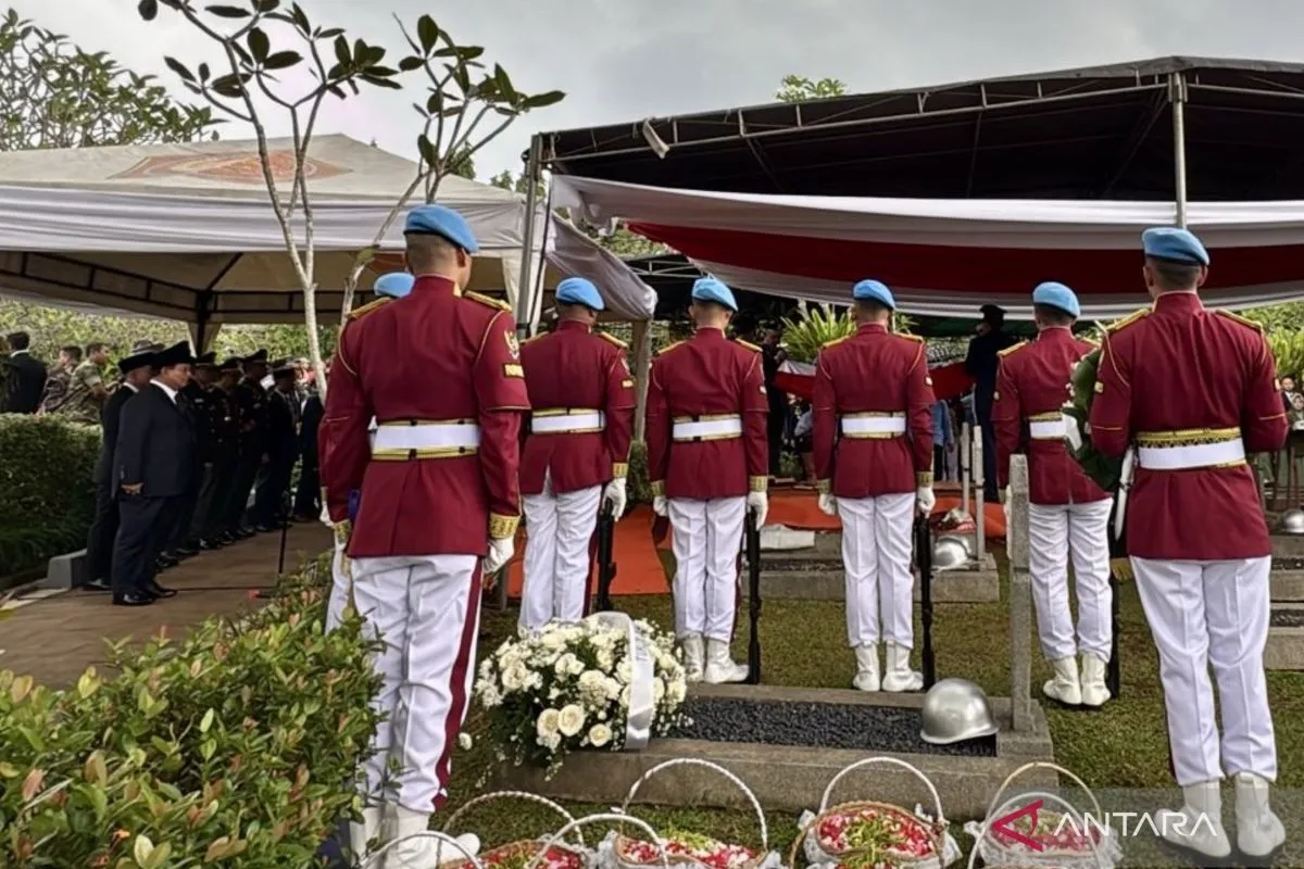 Presiden Prabowo Subianto (kiri) memimpin upacara militer pemakaman Wakil Presiden Ke-6 Try Sutrisno di Taman Makam Pahlawan Nasional Utama (TMP) Kalibata di Jakarta, Senin (2/3/2026). ANTARA/Galih Pradipta.