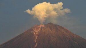 Semeru Erupsi 7 Kali Pagi Ini! Kolom Abu Tembus 1.100 Meter, Warga Diminta Waspada